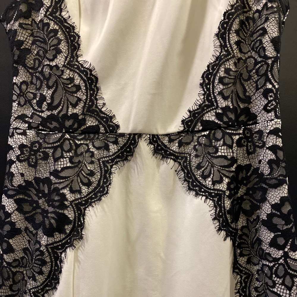 Classic White Dress with Black Lace Accents Size L - Picture 2 of 7